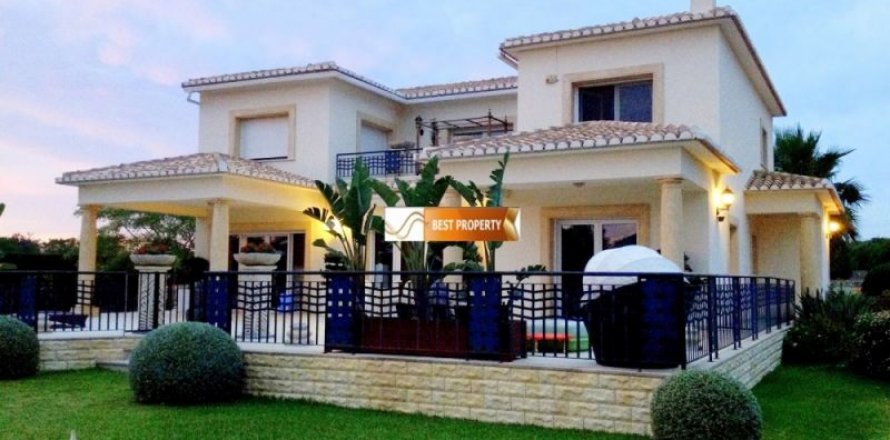 Villa in Denia, Alicante, Spain 4 bedrooms, 556 sq.m. No. 45459