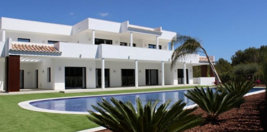 Villa in Moraira, Alicante, Spain 6 bedrooms, 1.02 sq.m. No. 44957