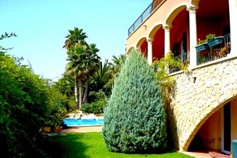 Villa for sale in Alicante, Spain 6 bedrooms, 675 sq.m. No. 41609 - photo 1