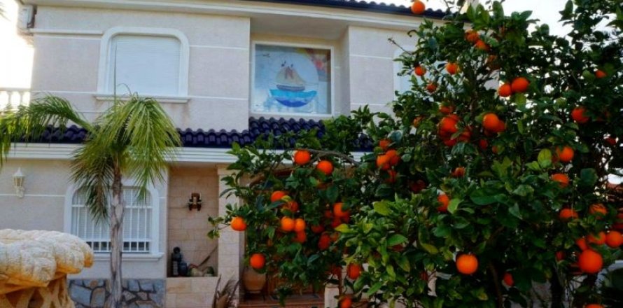 Villa in El Campello, Alicante, Spain 7 bedrooms, 470 sq.m. No. 44103