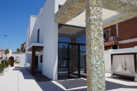 Villa for sale in Torrevieja, Alicante, Spain 4 bedrooms, 200 sq.m. No. 43378 - photo 8