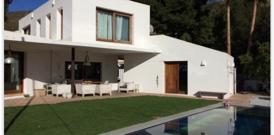 Villa in Moraira, Alicante, Spain 4 bedrooms, 253 sq.m. No. 44328