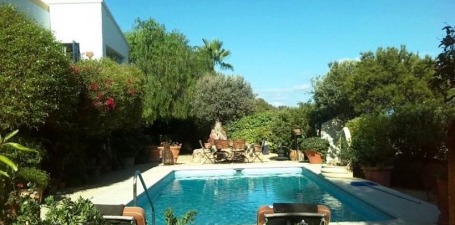 Villa in Alfaz del Pi, Alicante, Spain 4 bedrooms, 320 sq.m. No. 45117