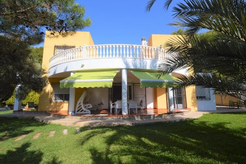 Villa for sale in Punta Prima, Alicante, Spain 4 bedrooms, 290 sq.m. No. 46734 - photo 1