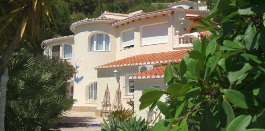 Villa in Calpe, Alicante, Spain 4 bedrooms, 280 sq.m. No. 45603