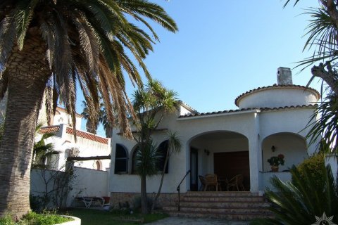 Villa for sale in Roses, Girona, Spain 3 bedrooms, 150 sq.m. No. 41435 - photo 3