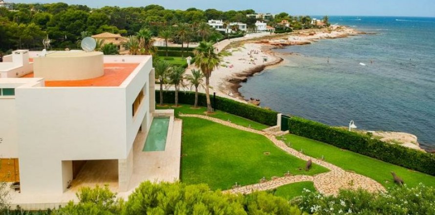 Villa in Denia, Alicante, Spain 4 bedrooms, 863 sq.m. No. 42083