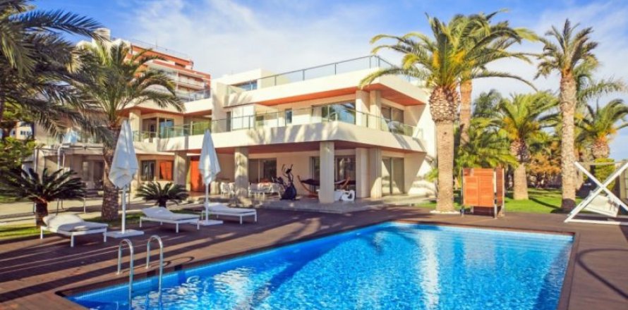 Villa in Torrevieja, Alicante, Spain 6 bedrooms, 910 sq.m. No. 41598