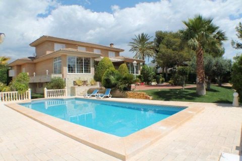 Villa for sale in La Nucia, Alicante, Spain 7 bedrooms, 600 sq.m. No. 44133 - photo 1