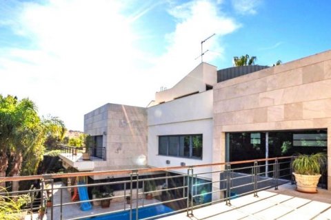 Villa for sale in Alicante, Spain 8 bedrooms, 1.6 sq.m. No. 43685 - photo 4