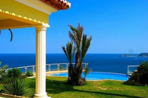 Villa for sale in Javea, Alicante, Spain 4 bedrooms, 320 sq.m. No. 44120 - photo 1