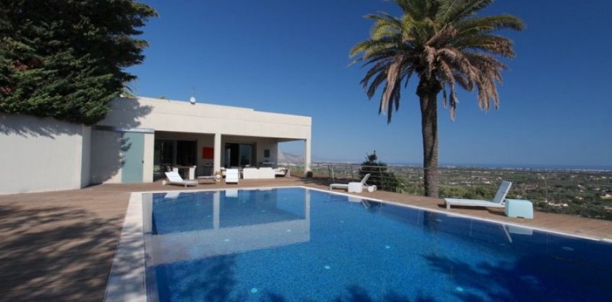 Villa in Denia, Alicante, Spain 6 bedrooms, 1.37 sq.m. No. 44790