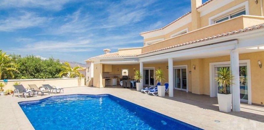 Villa in Calpe, Alicante, Spain 3 bedrooms, 450 sq.m. No. 44013