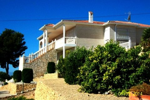 Villa for sale in La Nucia, Alicante, Spain 3 bedrooms, 320 sq.m. No. 45359 - photo 1