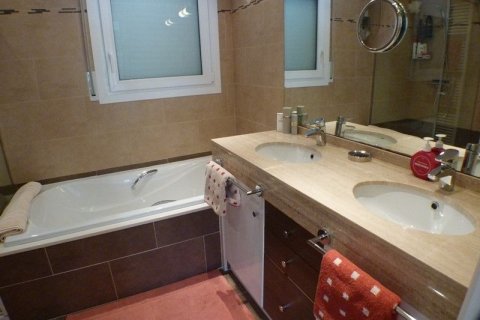 Villa for sale in Lloret de Mar, Girona, Spain 4 bedrooms, 275 sq.m. No. 45729 - photo 6