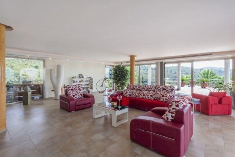 Villa for sale in Alicante, Spain 9 bedrooms, 2.112 sq.m. No. 45040 - photo 10