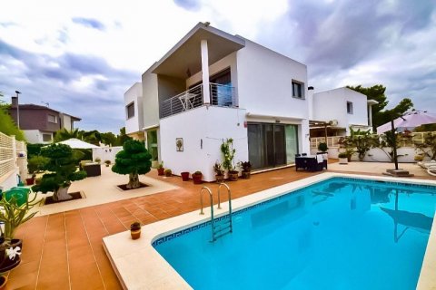 Villa for sale in Alfaz del Pi, Alicante, Spain 3 bedrooms, 195 sq.m. No. 43861 - photo 1