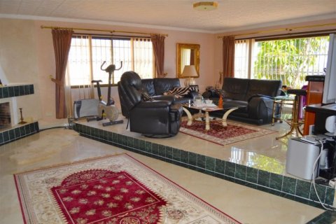 Villa for sale in Alfaz del Pi, Alicante, Spain 5 bedrooms,  No. 45513 - photo 5