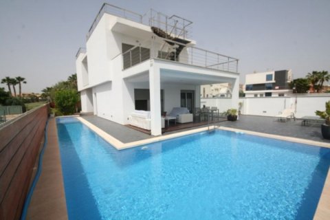 Villa for sale in Alicante, Spain 4 bedrooms, 400 sq.m. No. 44238 - photo 1