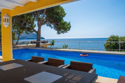 Villa for sale in Alicante, Spain 6 bedrooms, 600 sq.m. No. 41622 - photo 7