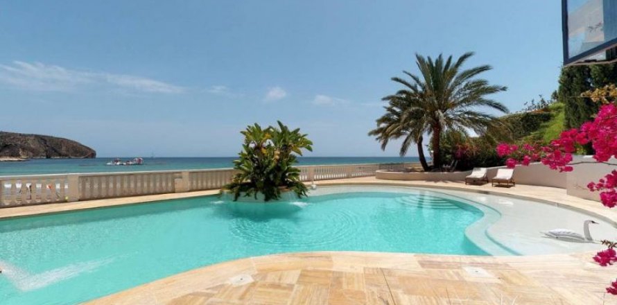 Villa in Moraira, Alicante, Spain 6 bedrooms, 560 sq.m. No. 41744