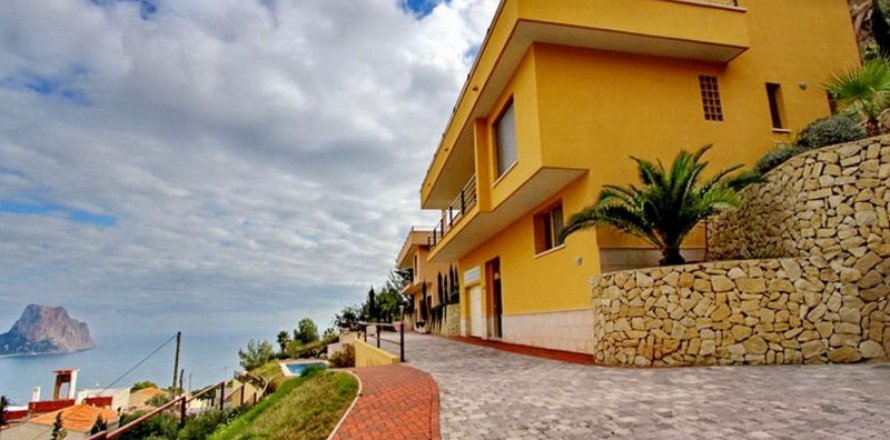 Villa in Calpe, Alicante, Spain 4 bedrooms, 300 sq.m. No. 45525