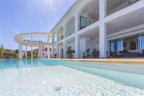 Villa for sale in Alicante, Spain 9 bedrooms, 2.112 sq.m. No. 45040 - photo 2