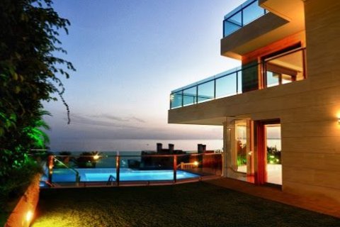 Villa for sale in Alicante, Spain 7 bedrooms, 700 sq.m. No. 43636 - photo 3