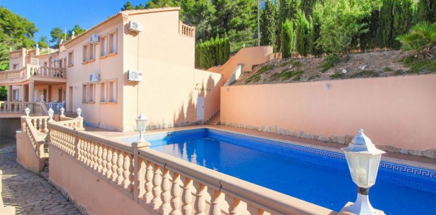 Villa in Calpe, Alicante, Spain 8 bedrooms, 320 sq.m. No. 44475