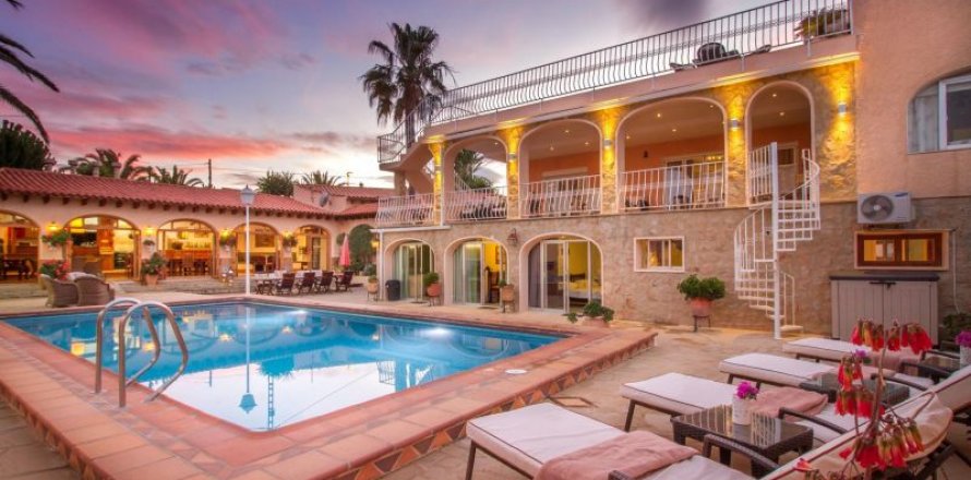 Villa in La Nucia, Alicante, Spain 9 bedrooms, 600 sq.m. No. 44411