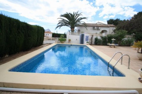 Villa for sale in Calpe, Alicante, Spain 4 bedrooms, 240 sq.m. No. 45623 - photo 1