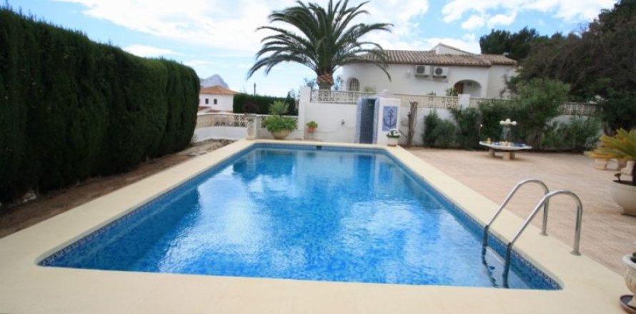 Villa in Calpe, Alicante, Spain 4 bedrooms, 240 sq.m. No. 45623