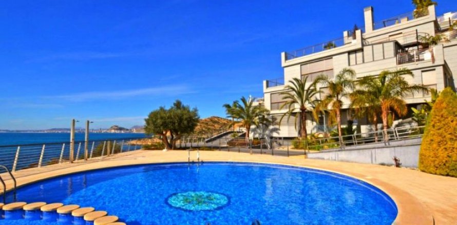 Townhouse in Alicante, Spain 3 bedrooms, 350 sq.m. No. 44260
