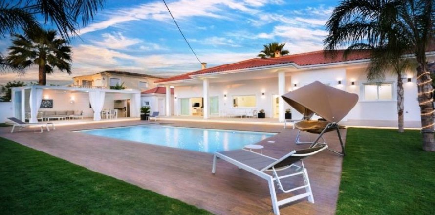 Villa in Alfaz del Pi, Alicante, Spain 3 bedrooms, 300 sq.m. No. 44943