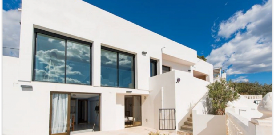 Villa in El Campello, Alicante, Spain 5 bedrooms, 275 sq.m. No. 44036