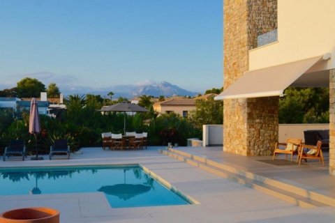 Villa for sale in Alicante, Spain 4 bedrooms, 615 sq.m. No. 42813 - photo 3