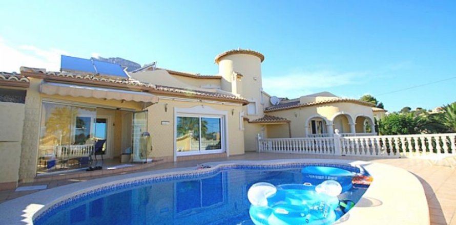 Villa in Calpe, Alicante, Spain 5 bedrooms, 400 sq.m. No. 45646