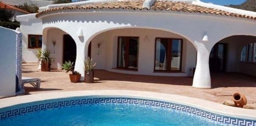 Villa in Calpe, Alicante, Spain 2 bedrooms, 220 sq.m. No. 44463