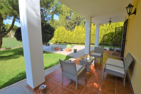 Villa for sale in Punta Prima, Alicante, Spain 4 bedrooms, 290 sq.m. No. 46734 - photo 4