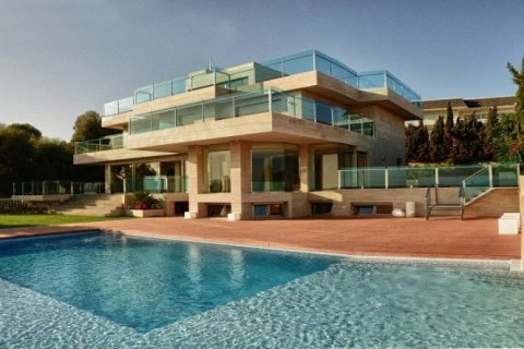 Villa for sale in Alicante, Spain 7 bedrooms, 700 sq.m. No. 43636 - photo 1
