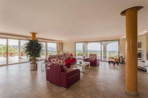 Villa for sale in Alicante, Spain 9 bedrooms, 2.112 sq.m. No. 45040 - photo 9