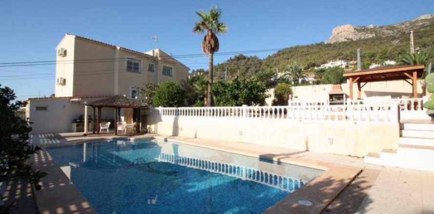 Villa in Calpe, Alicante, Spain 5 bedrooms, 220 sq.m. No. 45641