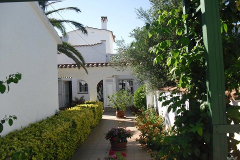 Villa for sale in Roses, Girona, Spain 3 bedrooms, 140 sq.m. No. 41446 - photo 3