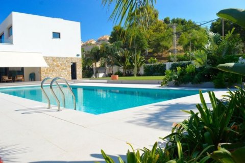 Villa for sale in Alicante, Spain 4 bedrooms, 615 sq.m. No. 42813 - photo 6