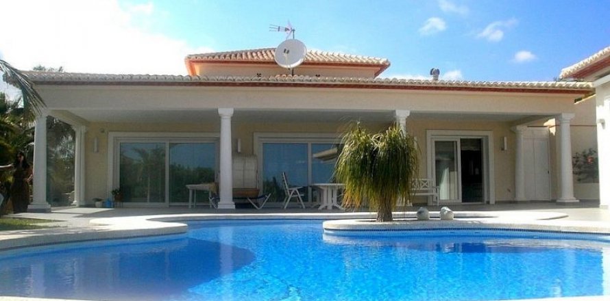 Villa in Calpe, Alicante, Spain 4 bedrooms, 270 sq.m. No. 45640