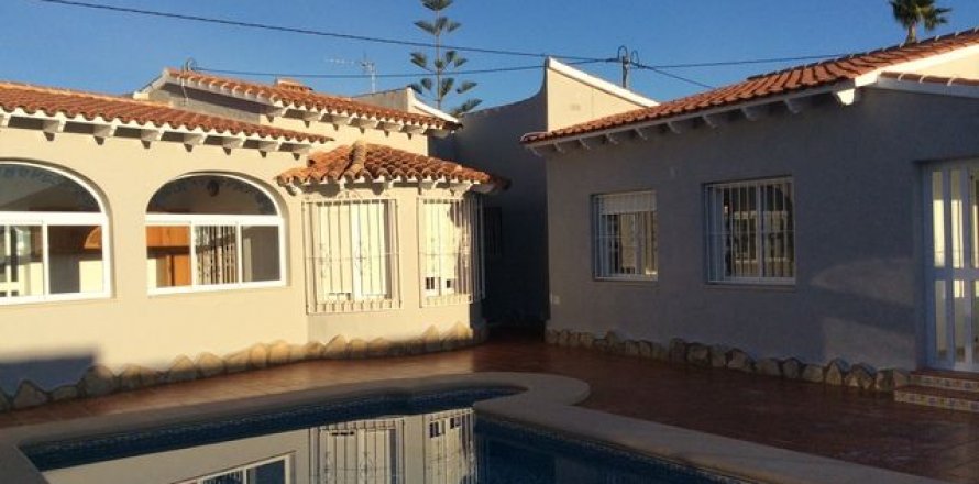 Villa in Calpe, Alicante, Spain 4 bedrooms, 189 sq.m. No. 44714