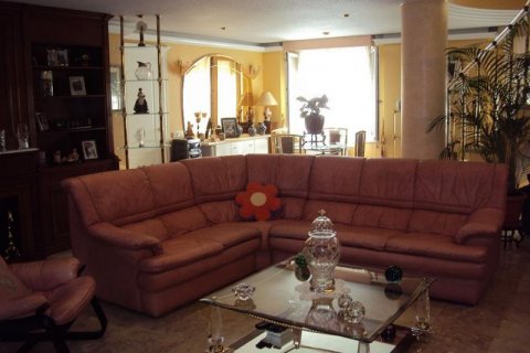 Villa for sale in Alicante, Spain 8 bedrooms, 520 sq.m. No. 45701 - photo 10