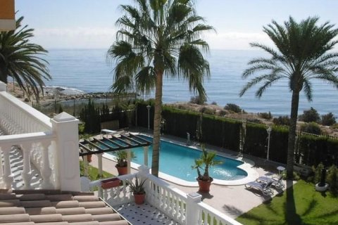 Villa for sale in Alicante, Spain 5 bedrooms, 1.013 sq.m. No. 46037 - photo 2