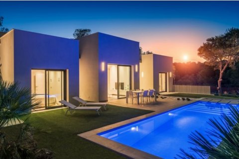 Villa for sale in Alicante, Spain 3 bedrooms, 285 sq.m. No. 45760 - photo 1