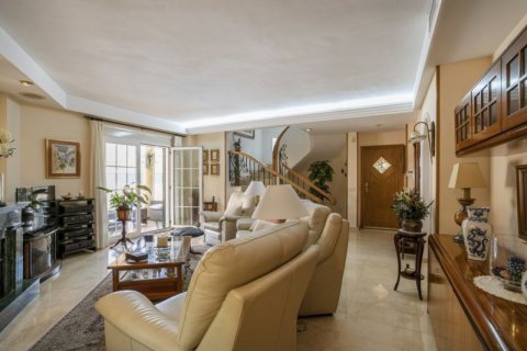 Villa for sale in Alicante, Spain 6 bedrooms, 314 sq.m. No. 41913 - photo 8
